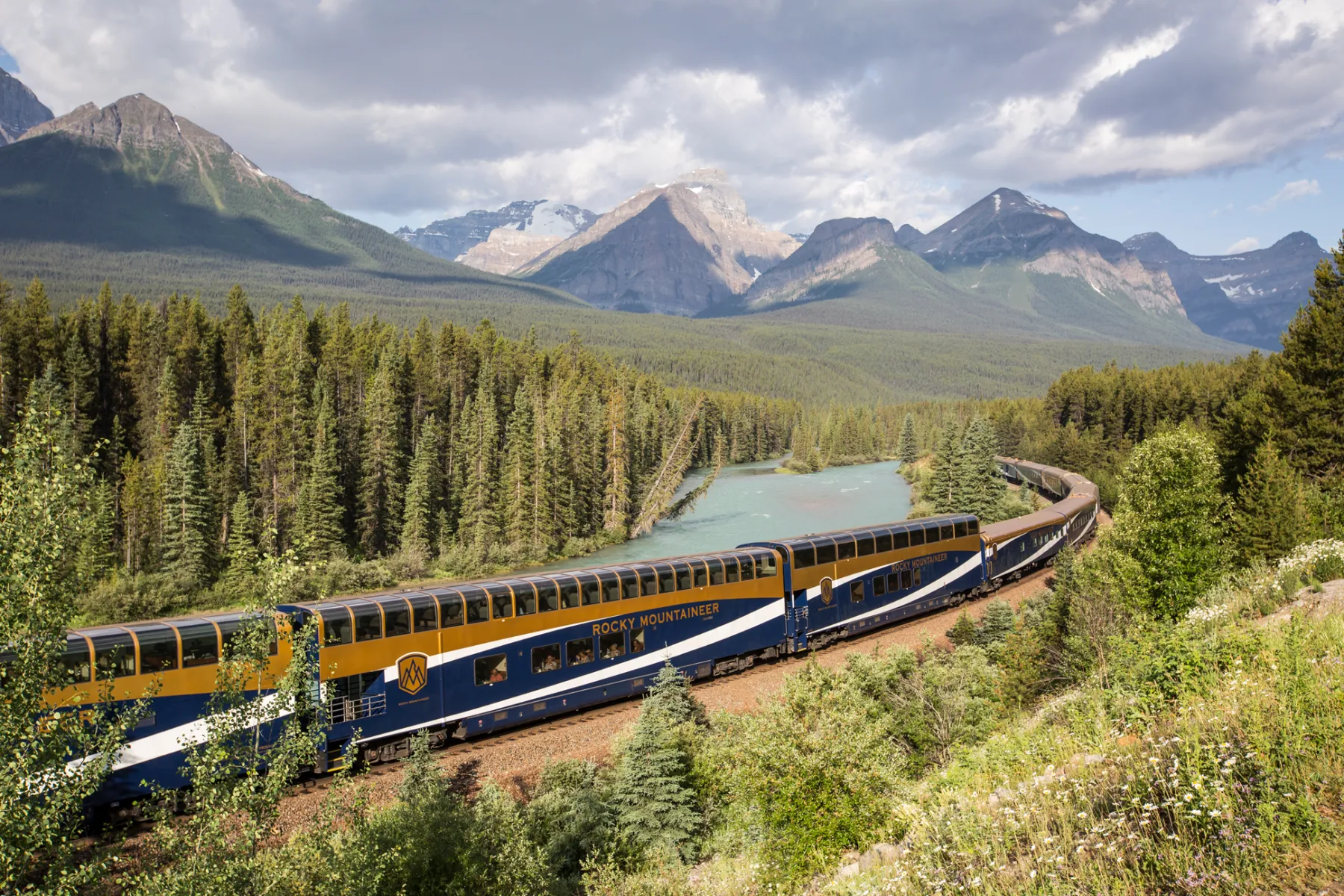 https://v2.seduniatravel.com/wp-content/uploads/2024/05/RM18_Morants-3_Train-Exterior.webp