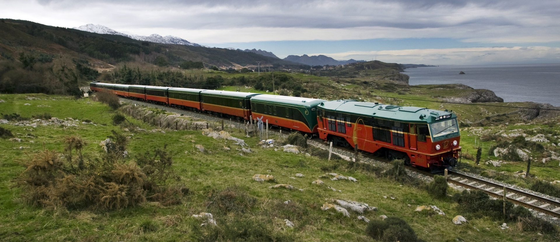 https://v2.seduniatravel.com/wp-content/uploads/2024/05/tren-expreso-de-la-robla-exterior-2.jpg